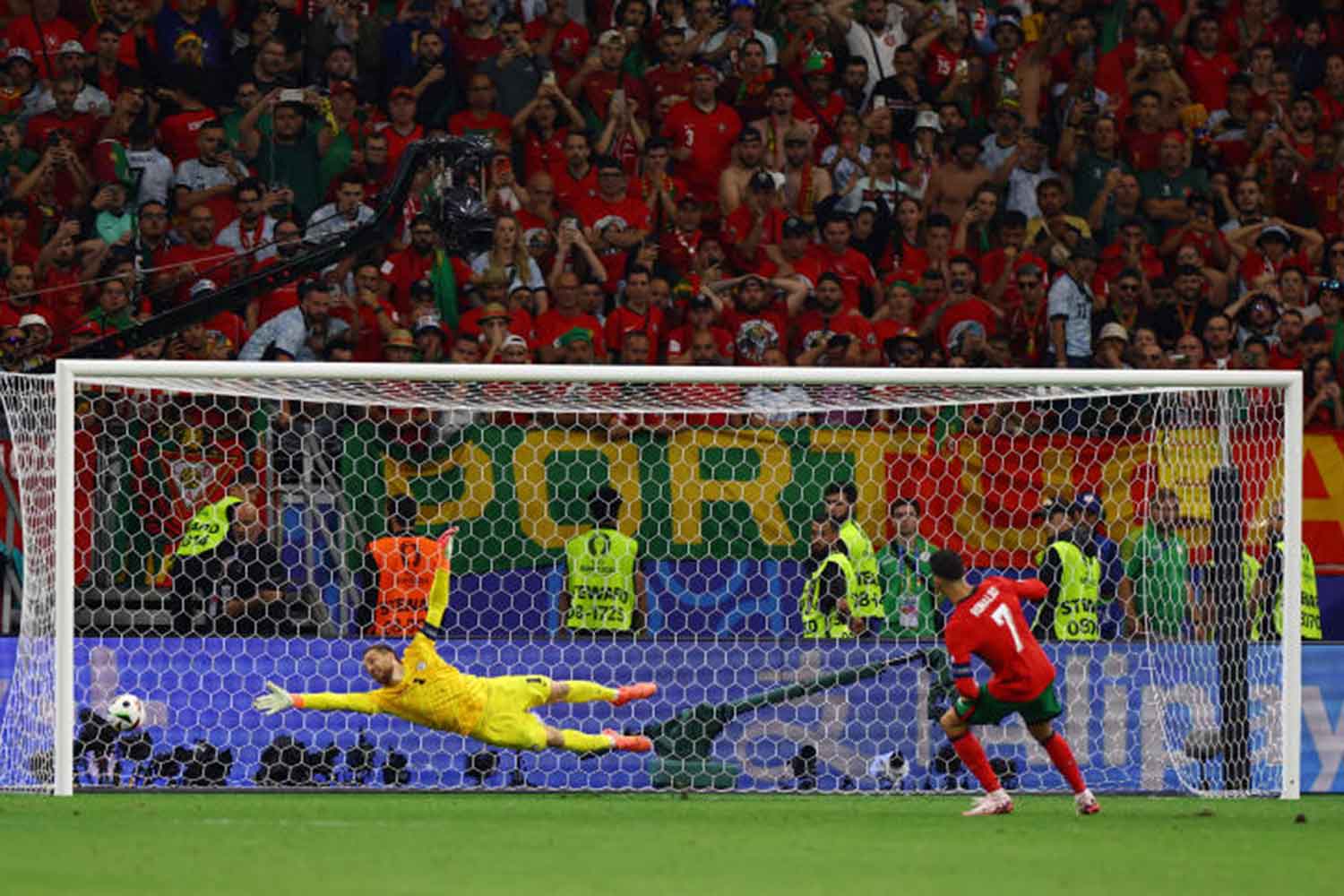 Ronaldo có khóc thì vẫn bản lĩnh-Mk thể thao(MK Sports )